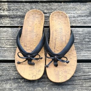NEARLY NEW - Vionic Cassie Black Snake-Embossed toe-post Sandals - Size 9